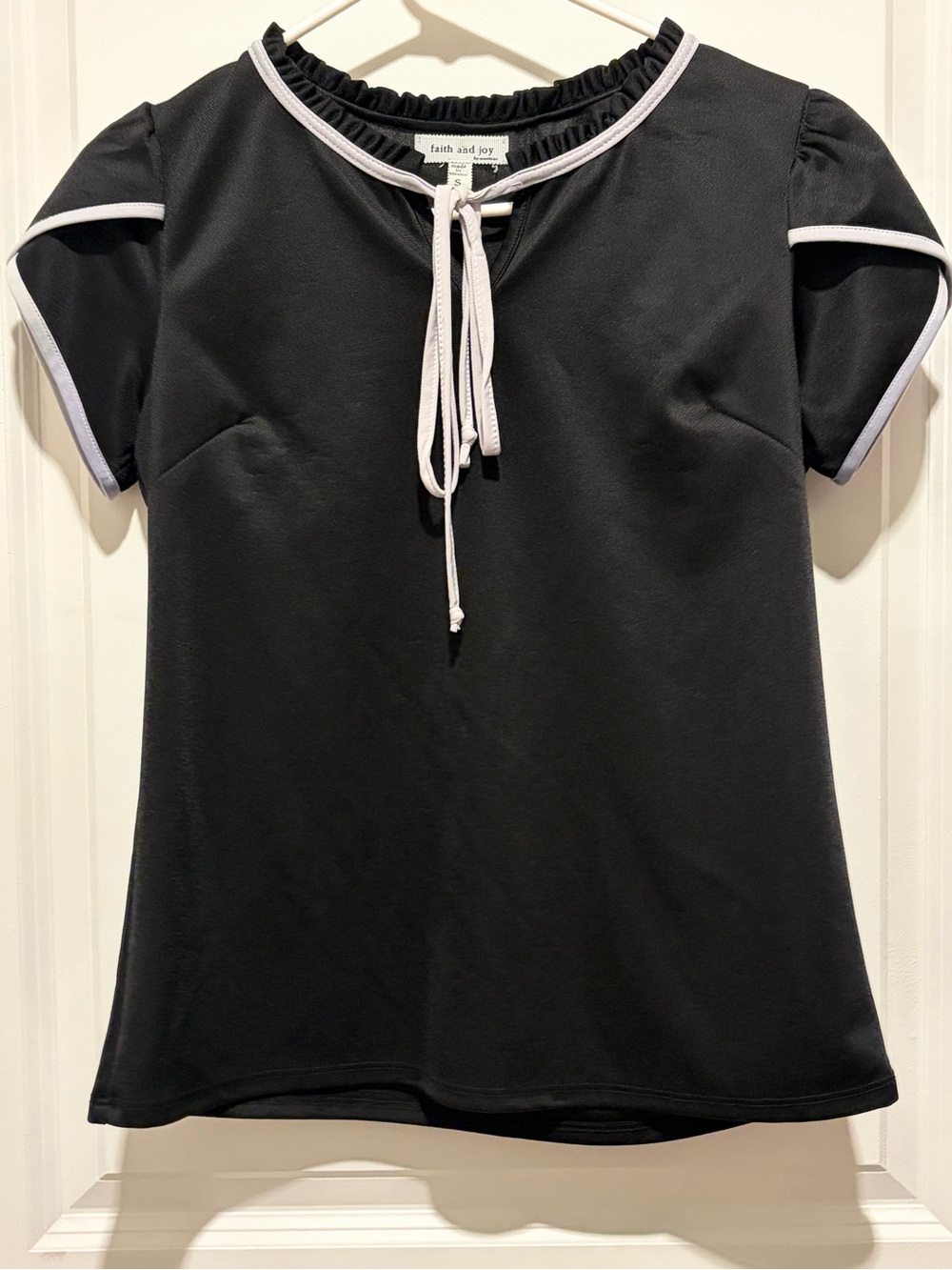 Monteau Black Short-Sleeve Tie-Neck Top with White Piping